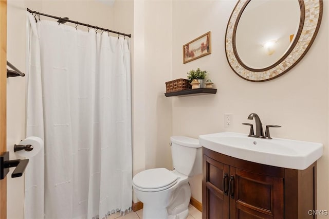 full bathroom featuring toilet, baseboards, a shower with shower curtain, and vanity