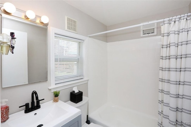 full bathroom featuring visible vents, toilet, a shower with curtain, and vanity