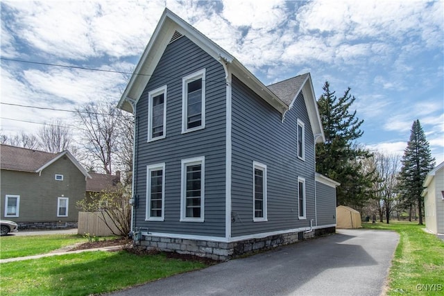 view of front of home featuring driveway