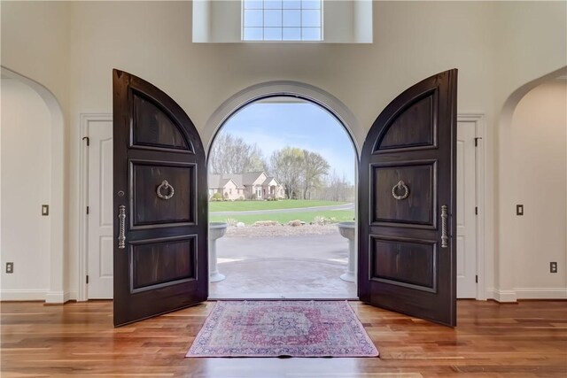 4 Windscape Park, Pittsford, NY 14534 - foyer entrance featuring baseboards, arched walkways, and wood finished floors