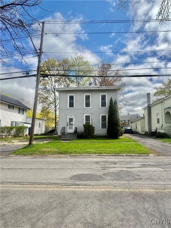 view of front of house featuring a front lawn