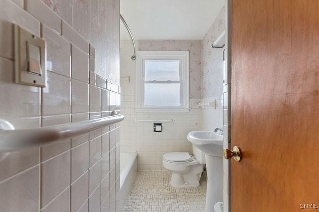 314 Westlind Rd, Geddes, NY 13219 - full bath featuring wainscoting, tile patterned flooring, toilet, wallpapered walls, and tile walls