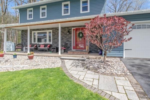 view of front of house featuring a porch and aphalt driveway