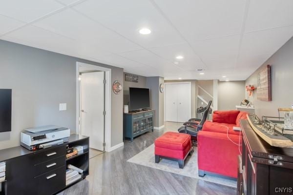 living area featuring baseboards, recessed lighting, and wood finished floors