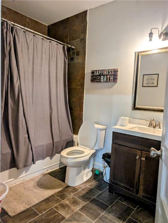 bathroom featuring toilet, vanity, and shower / bath combo