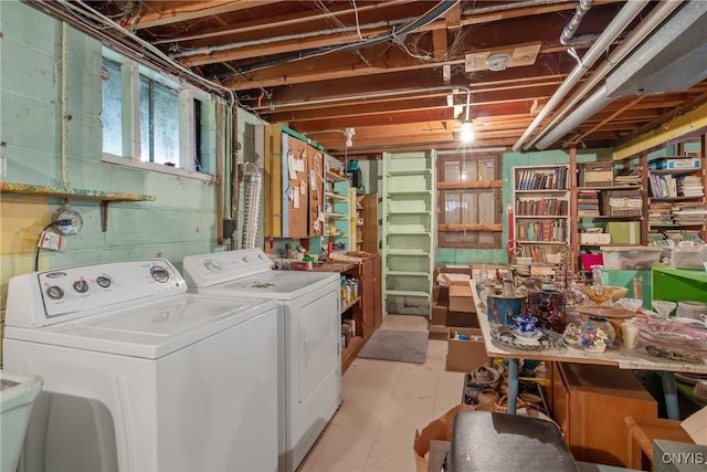 washroom featuring laundry area, a sink, and independent washer and dryer