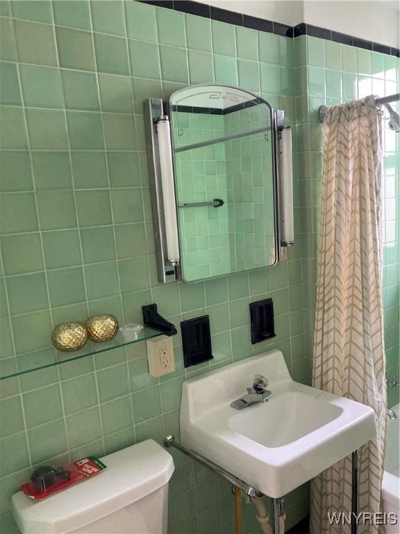731 W Fry Unit 7G, Buffalo, NY 14222 - bathroom with curtained shower, toilet, tile walls, a bathtub, and a sink