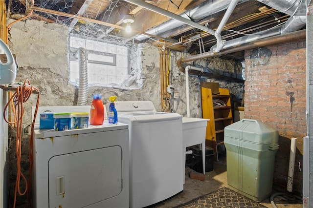 washroom with laundry area and washing machine and dryer