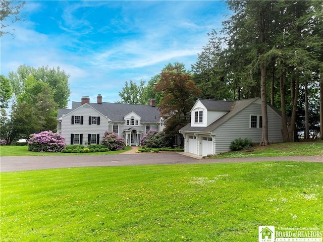view of front of property featuring driveway and a front yard