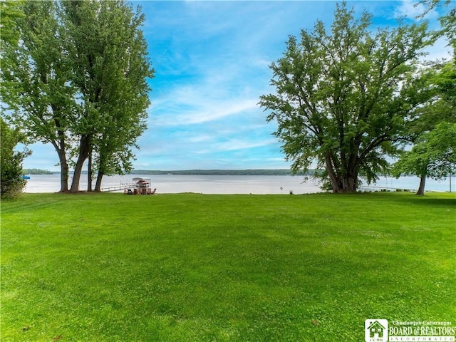 view of yard featuring a water view