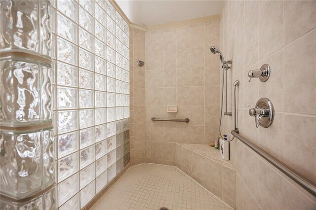 full bathroom featuring tiled shower