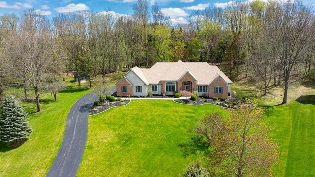 view of front of house featuring driveway and a front lawn