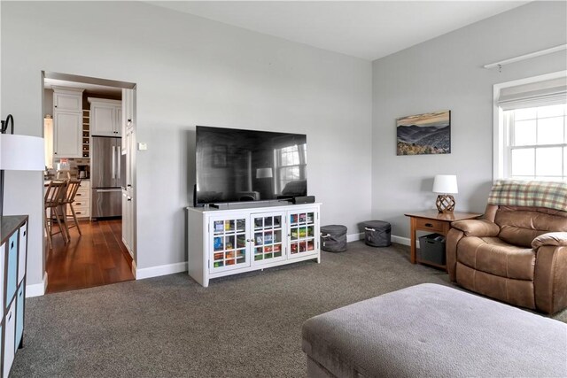 carpeted living room with baseboards