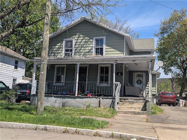 view of front of property featuring a porch