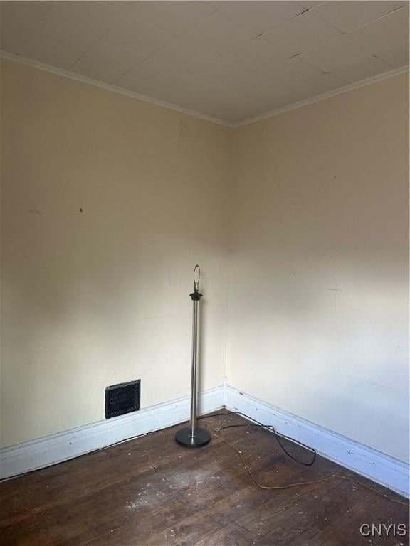 room details featuring crown molding, baseboards, wood finished floors, and visible vents
