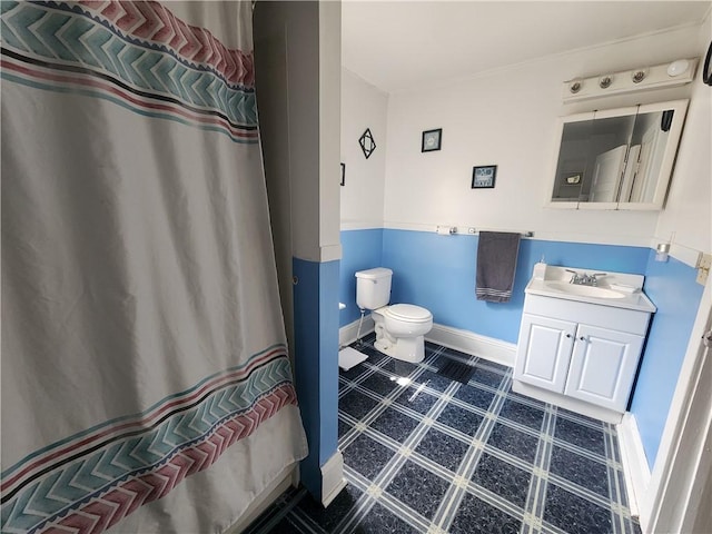 full bathroom featuring vanity, toilet, baseboards, a shower with shower curtain, and tile patterned floors