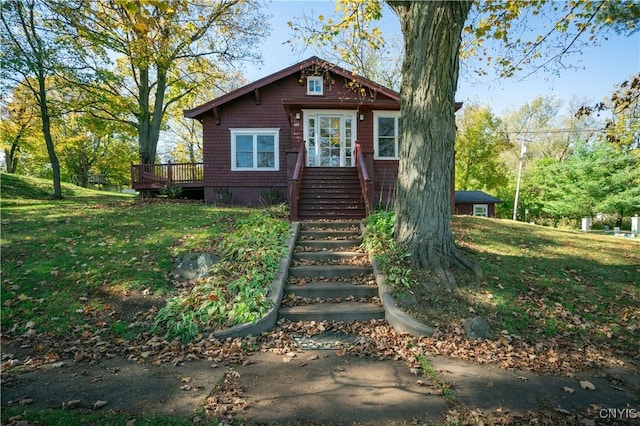 view of front of property featuring a deck and a front yard