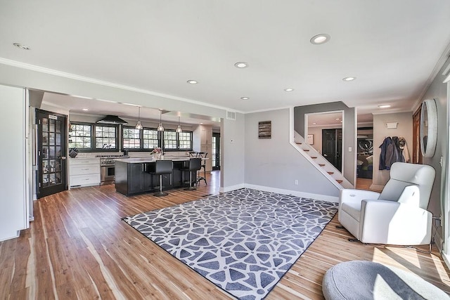living room featuring visible vents, crown molding, wood finished floors, baseboards, and recessed lighting