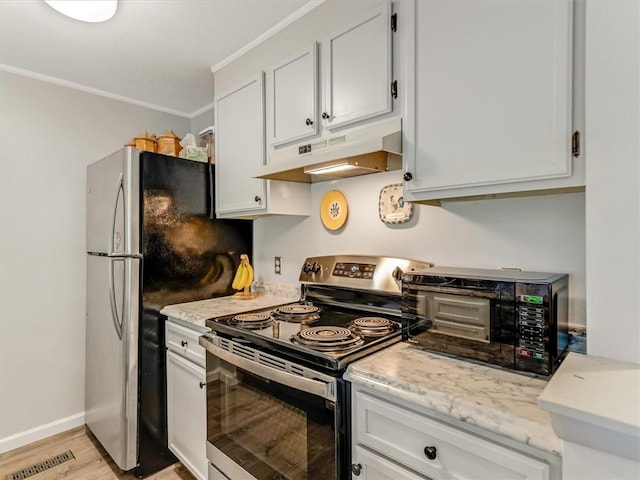 kitchen with visible vents, crown molding, light wood finished floors, under cabinet range hood, and stainless steel appliances
