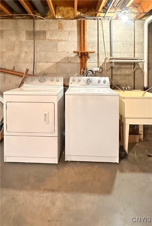 laundry area with laundry area and washing machine and clothes dryer