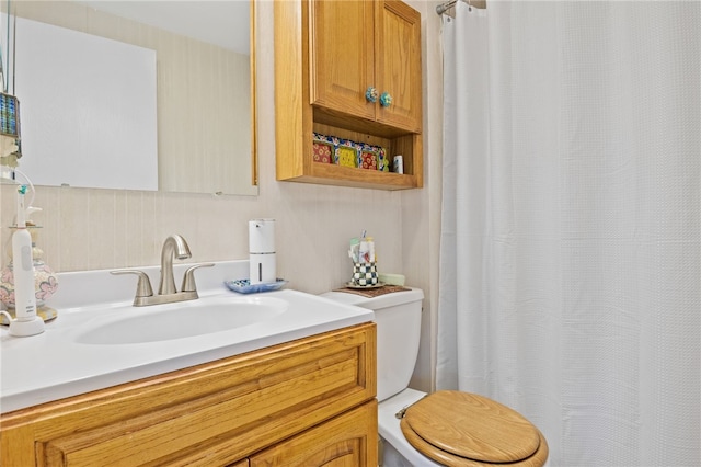 full bath with vanity, curtained shower, and toilet