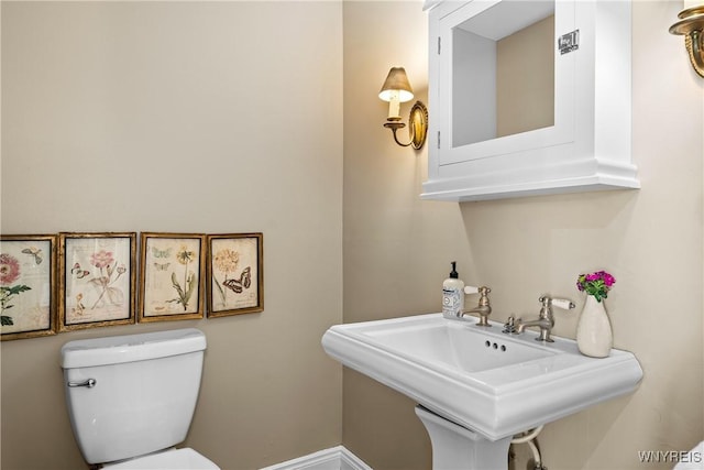 bathroom featuring a sink and toilet
