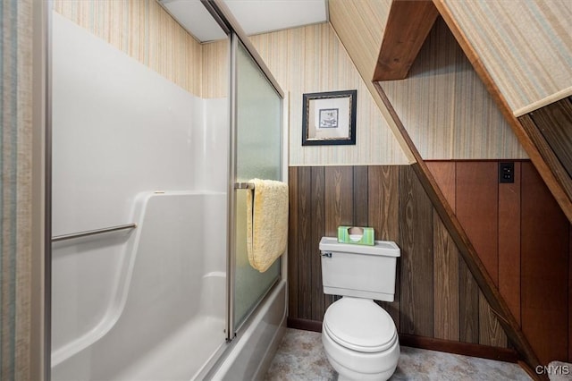 full bathroom featuring shower / bath combination with glass door, toilet, and wallpapered walls