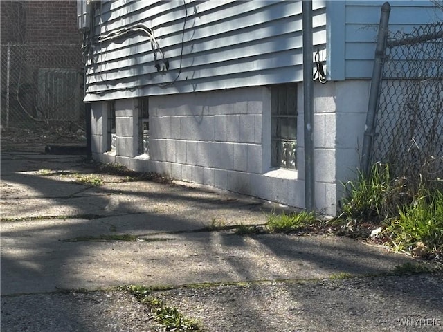 66 W Parade Ave, Buffalo, NY 14208 - view of home's exterior with fence