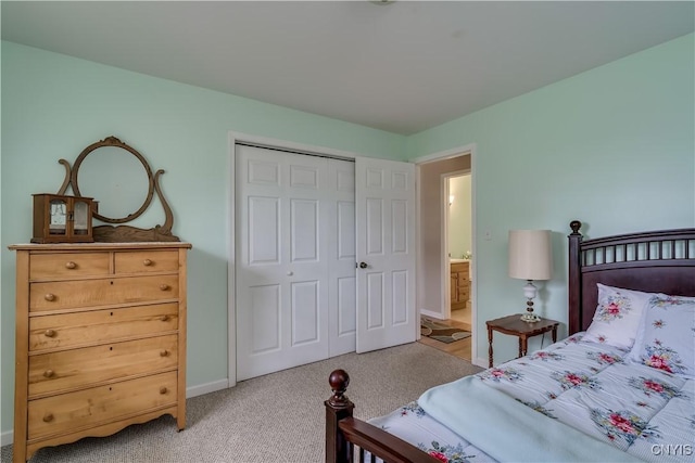 bedroom featuring baseboards, carpet, and a closet