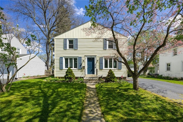 traditional-style house featuring a front lawn