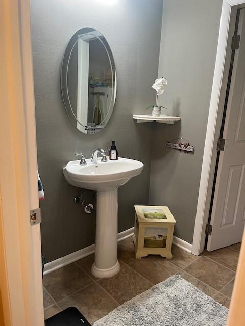 bathroom featuring baseboards and tile patterned flooring
