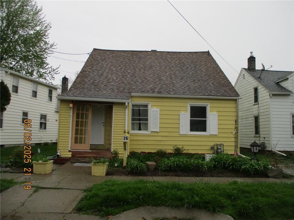 view of front of house featuring a shingled roof