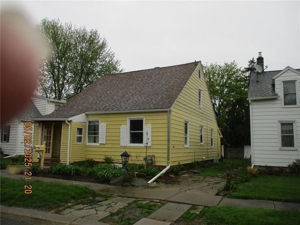 view of front facade featuring a shingled roof