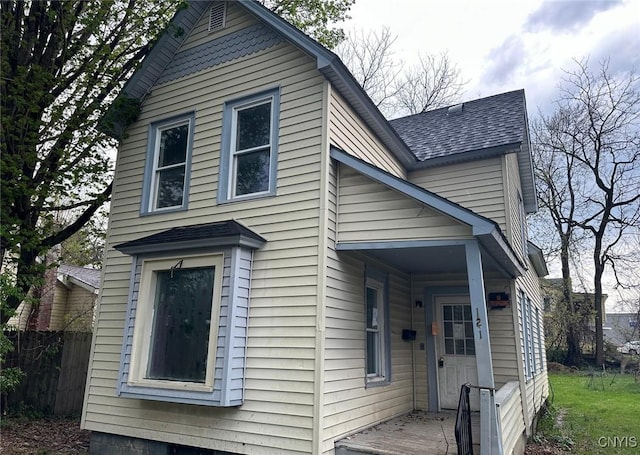 view of front of property featuring a shingled roof