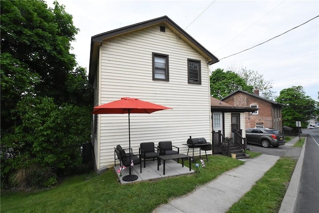 view of side of property featuring a lawn