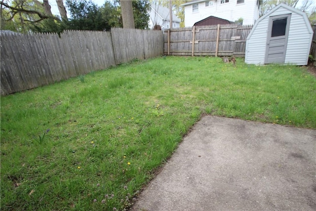 view of yard featuring an outdoor structure, a shed, and a fenced backyard