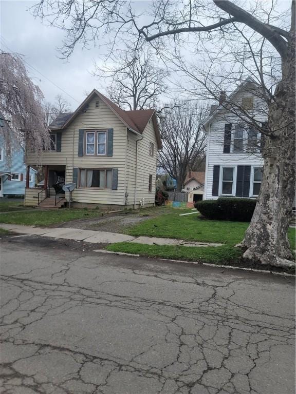 view of side of property featuring a lawn