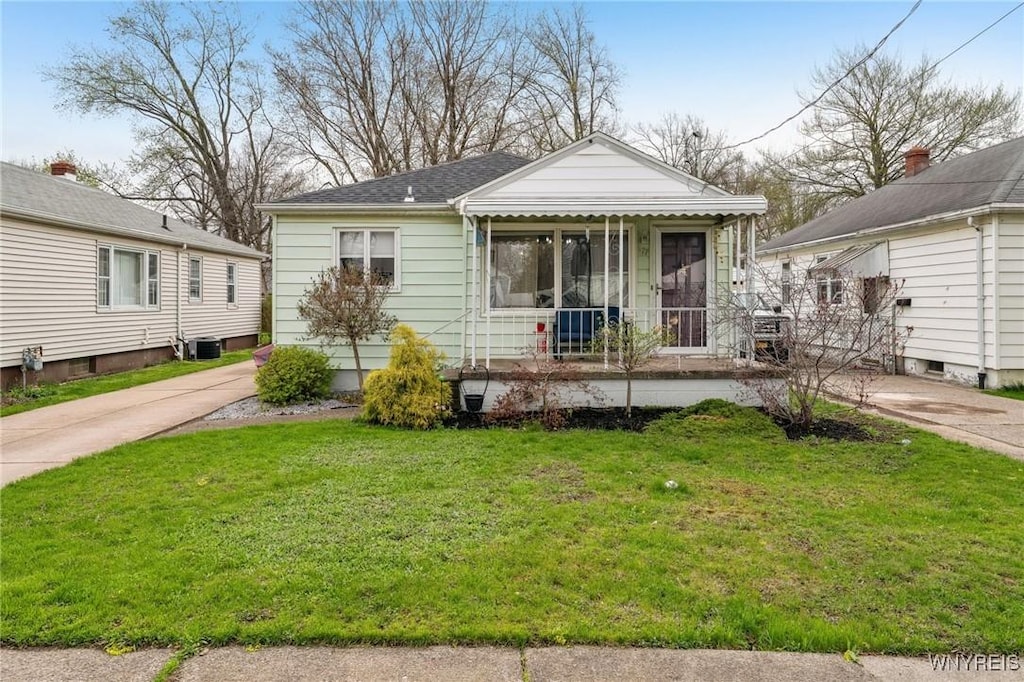 view of front of property with a front lawn