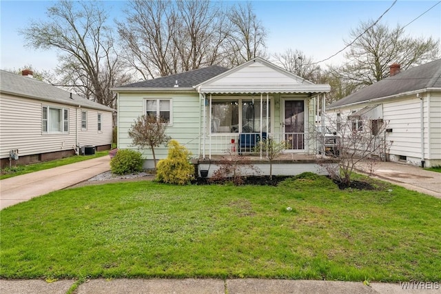 view of front of property with a front lawn
