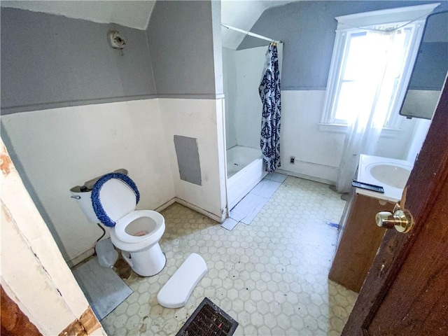 full bath featuring vanity, toilet, a shower with curtain, and tile patterned floors