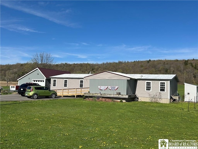9642 S Dayton Silver Creek Rd, Villenova, NY 14062 - manufactured / mobile home featuring a front yard, a wooded view, and a detached garage
