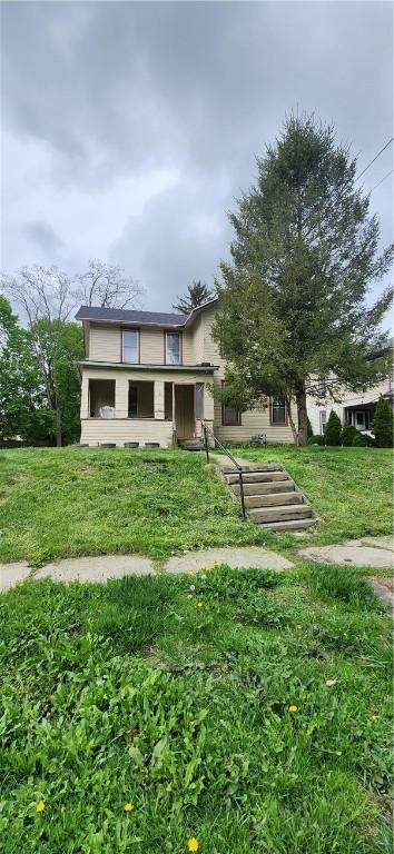 view of front of property featuring a front yard