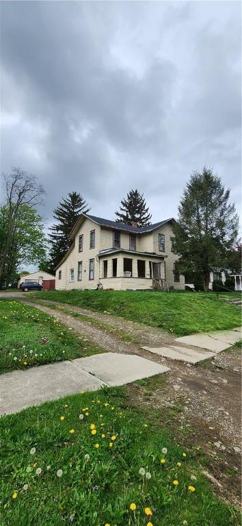 view of front of property featuring a front lawn