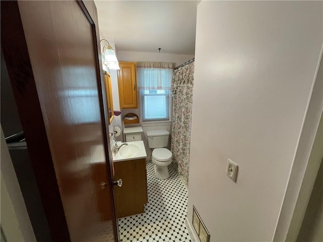 full bathroom with vanity, toilet, a shower with shower curtain, and visible vents