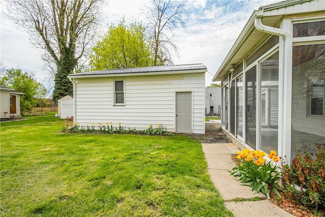 view of yard with an outbuilding