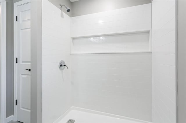 bathroom featuring tiled shower