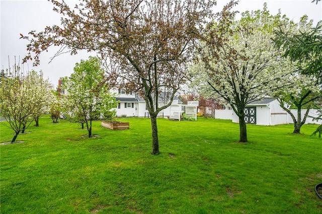 view of yard with an outbuilding
