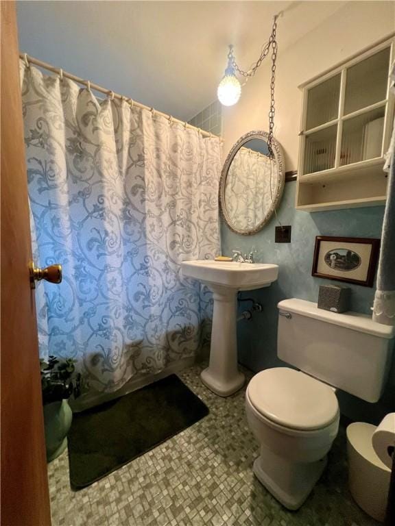 full bathroom with toilet, a shower with curtain, and tile patterned floors