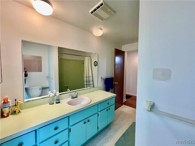 full bath with toilet, vanity, visible vents, and a shower with shower curtain