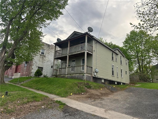 113 Grumbach Ave, Syracuse, NY 13203 - back of house with a yard and a balcony